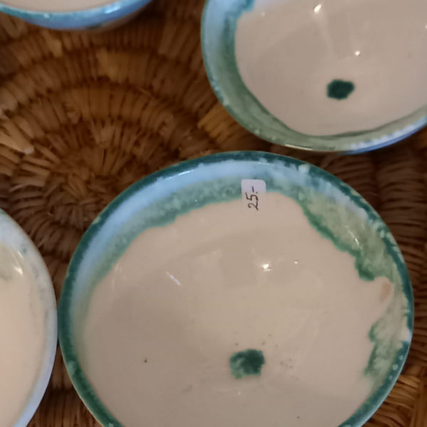 Wasserkannen und Müsli- oder Suppenschalen
